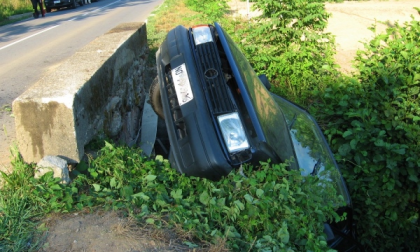 Maggiora, finisce con l'auto nel canale di fianco alla strada