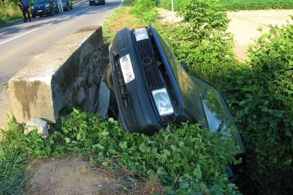 Maggiora, finisce con l’auto nel canale di fianco alla strada