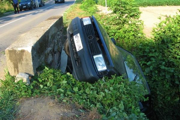 Maggiora, finisce con l’auto nel canale di fianco alla strada