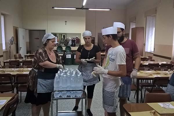 Mensa dei poveri della Caritas, l’esperienza di una volontaria