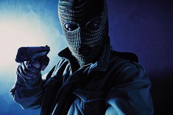 Rapinato in centro da 3 extracomunitari