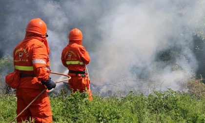 Incendio a Maggiora: 14 squadre tra Aib e vigili del fuoco in campo