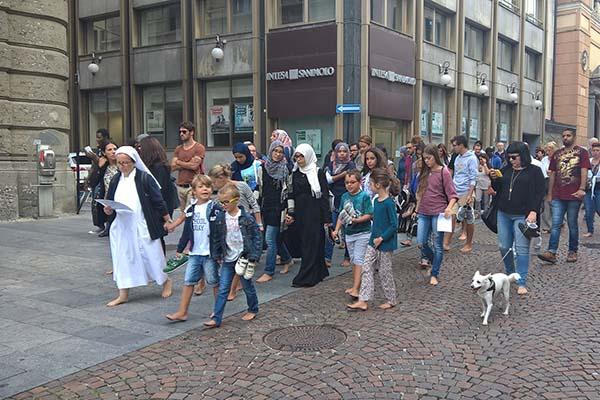 Alcune centinaia di novaresi hanno aderito alla Marcia delle donne e degli uomini scalzi