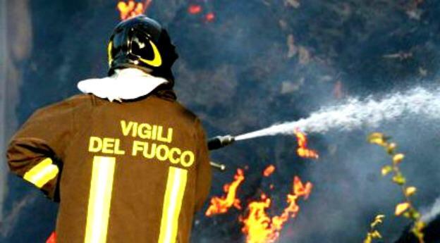 Borgolavezzaro: incendio in un capannone con materiale plastico