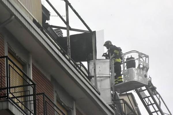 Fiamme nello stabile di via Montello: operazioni concluse alle 18,30