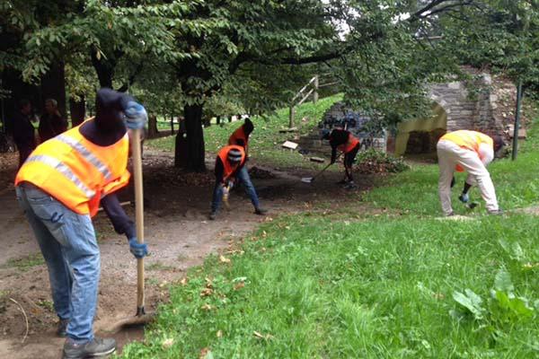 I profughi puliscono le stradine del Parco dei bambini