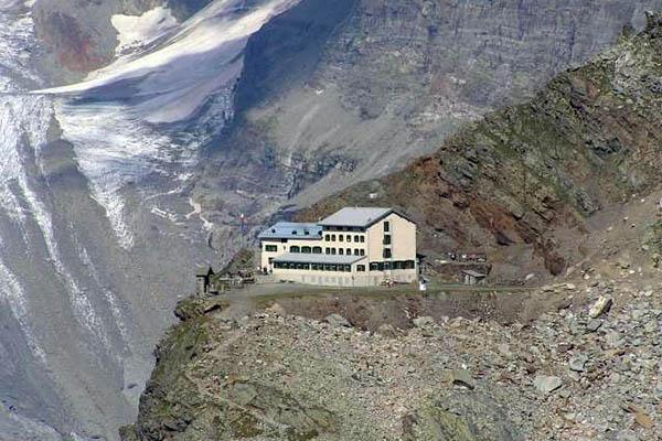 Macugnaga: recuperati i tre giovani alpinisti bloccati alla Capanna Marinelli