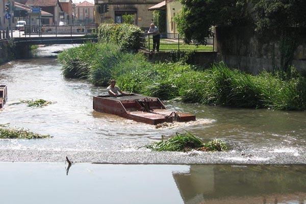 Mezzi speciali per ripulire l’alveo della roggia Cerana