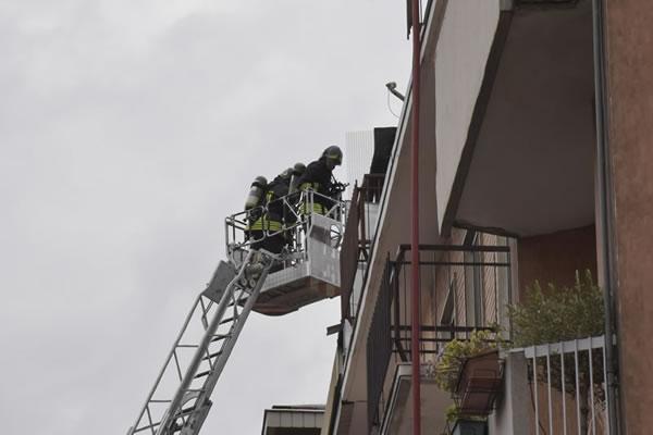 Porta Mortara: in fiamme due appartamenti e il tetto di uno stabile