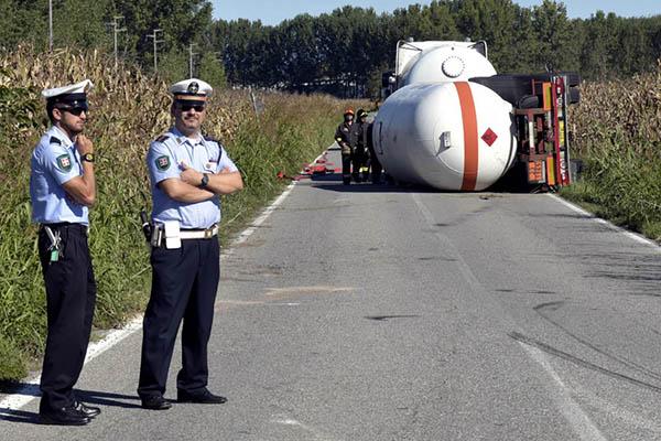Recetto: operazioni in corso per il recupero della cisterna rovesciata
