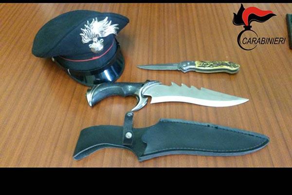 Trecate: fermato con due coltelli proibiti in auto