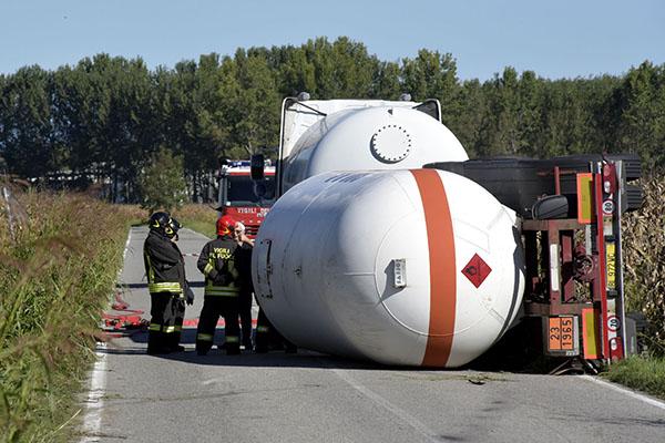 Vicolungo: autocisterna con materiale infiammabile si ribalta