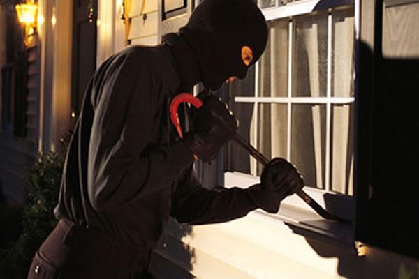 35enne in manette: cercava di entrare in una casa