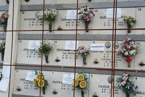Avvisi di scadenza concessione sulle lapidi dei loculi al cimitero