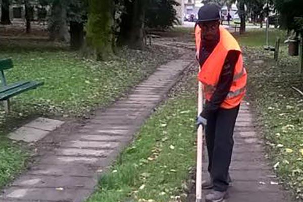 Giardini Vittorio Veneto puliti dai migranti ospiti in città
