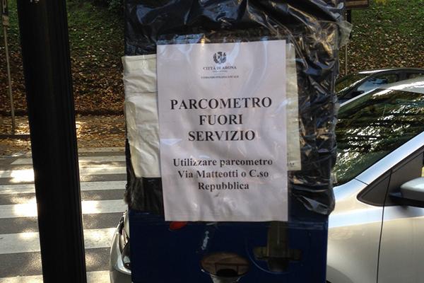 Graffitari sul lungolago e parcometri manomessi