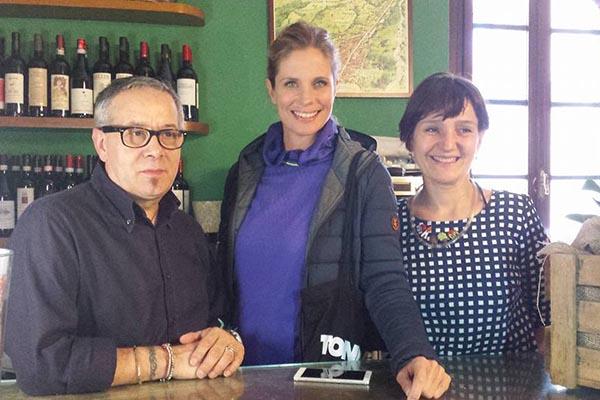 La modella Filippa Lagerback in sella sulle colline del Novarese