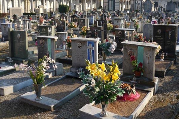 Partita la sostituzione dei vasi in rame rubati dal cimitero
