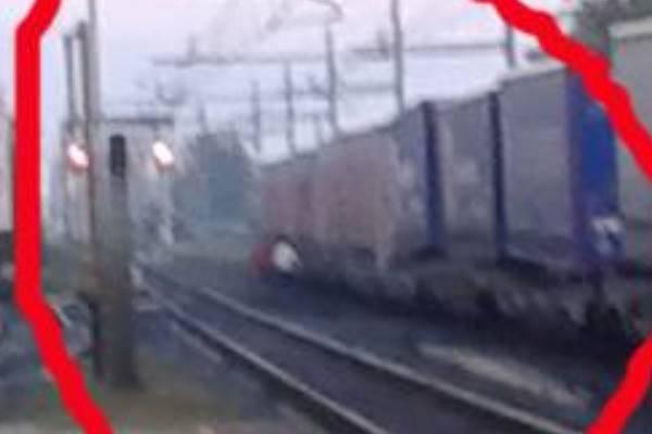 Ragazzini passano sotto il treno fermo al passaggio a livello