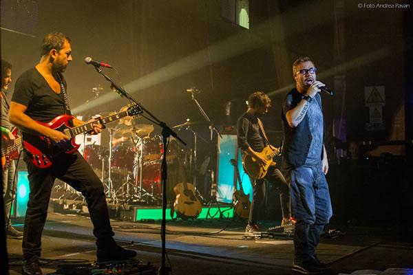 Tutti in piedi al concerto di Masini
