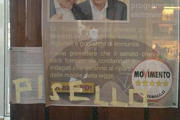 Vandalizzata la bacheca dei Cinquestelle di fronte al Comune