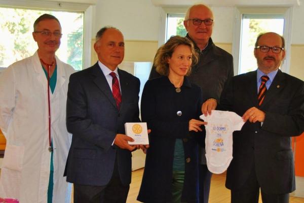 Consegnati 1050 body “salvavita” per i bebè dell’ospedale di Borgomanero