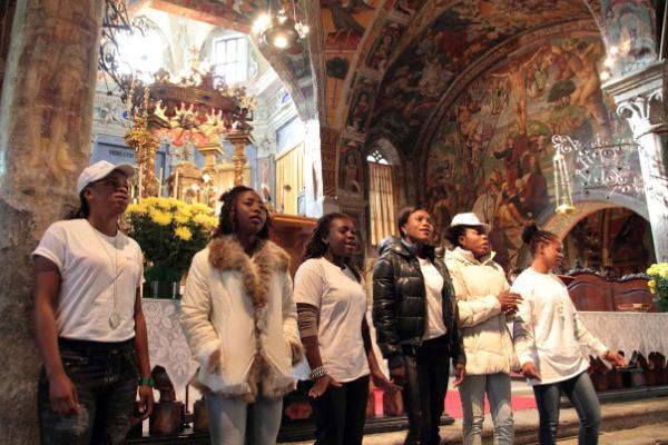 Dalle chiese ai centri commerciali, tutti vogliono il coro delle profughe