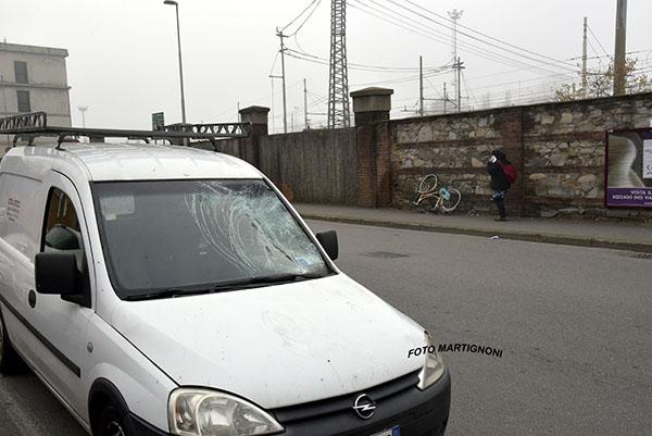 Donna in bicicletta investita nella mattinata di oggi