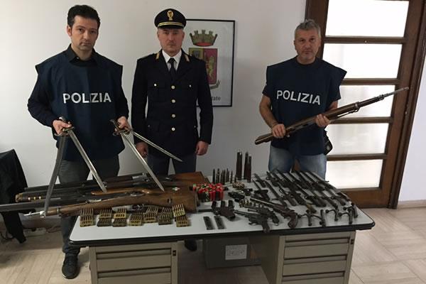 Fucili, baionette, mitragliere antiaereo e non solo in una casa di Novara