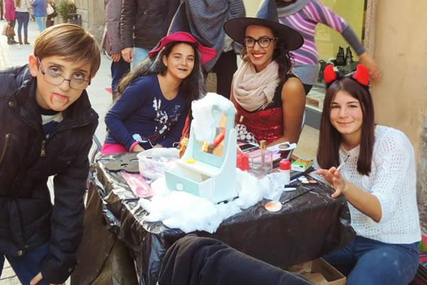 Il centro di Borgomanero invaso da scheletri, mostri, streghe, diavoli…