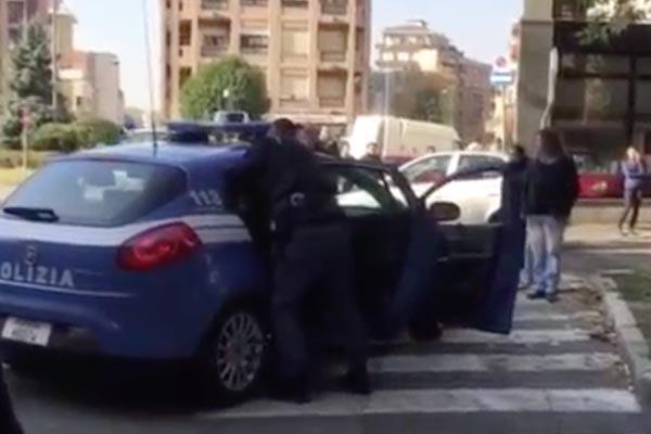 In via Andrea Costa ferito anche un poliziotto