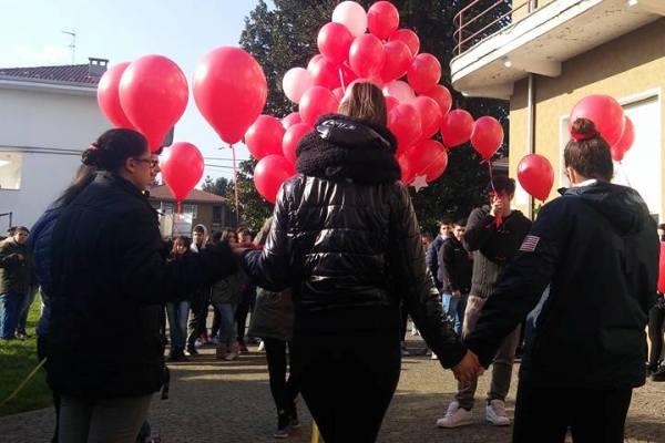 Palloncini in volo sulla città contro la violenza sulle donne
