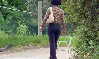 Sfruttata sulle strade di Pombia, all’incidente probatorio giovane nigeriana racconta il suo ‘calvario’