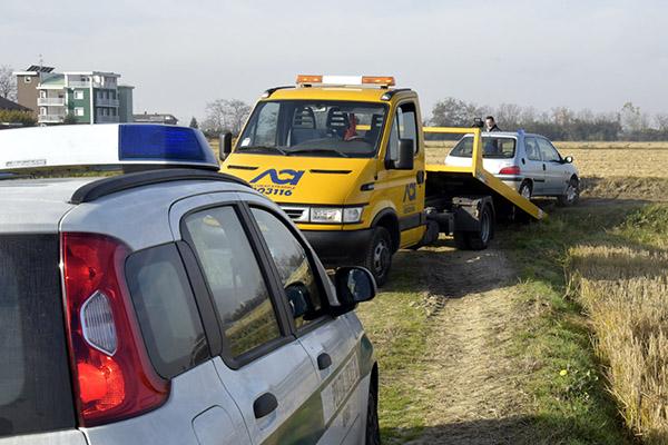 Si scaglia contro i vigili che intervengono a rilevare il suo incidente
