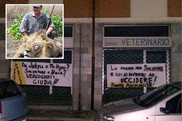 Veterinario fotografato col leone ucciso: blitz degli animalisti