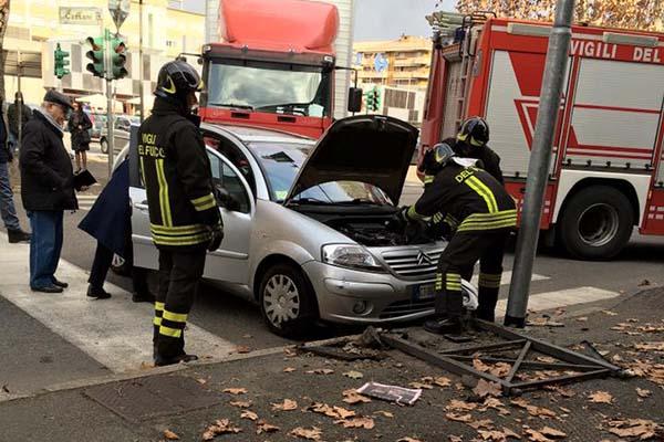 Vettura finisce quasi dentro al ristorante Wok 158