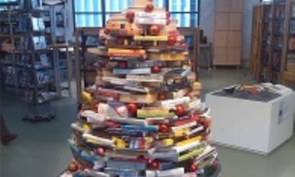 Ad Omegna l’albero di Natale fatto di libri diventa un gioco a premi