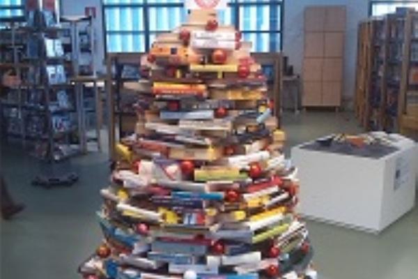 Ad Omegna l’albero di Natale fatto di libri diventa un gioco a premi