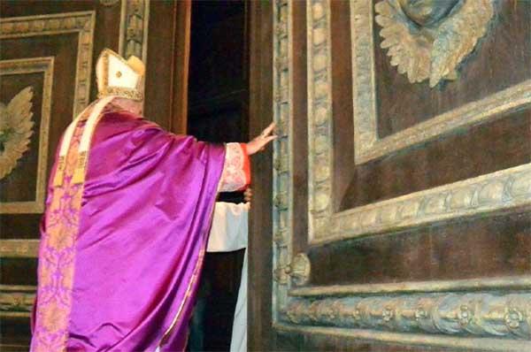 Anche a Novara al via il Giubileo con l’apertura della Porta Santa