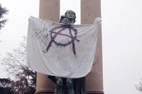 Apposto striscione con simbolo anarchico al monumento dei Caduti lungo l’Allea
