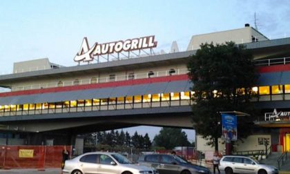 Armati di fucile, rapinano l’Autogrill