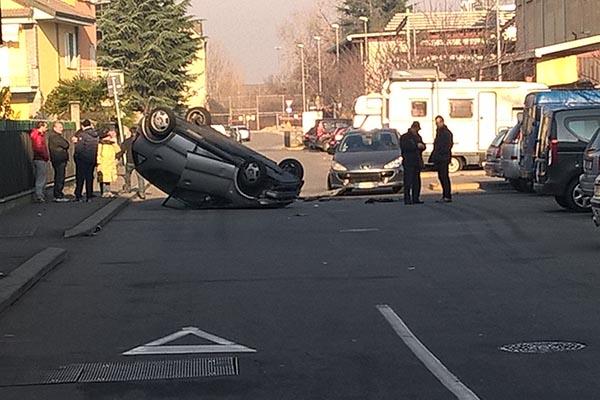 Auto cappottata in strada Due Ponti mercoledì mattina