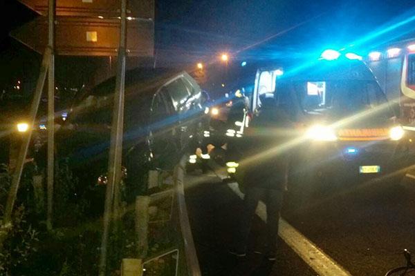 Finisce sopra al guardrail con la propria auto