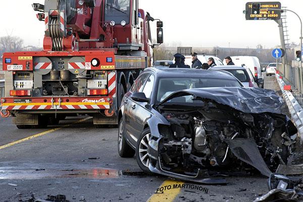 Galliate: incidente con 5 auto e un autocarro ribaltato