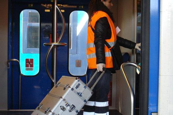 Il pulitore sale a bordo dei treni Torino-Milano