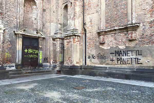 Imbrattati i muri della basilica di San Gaudenzio