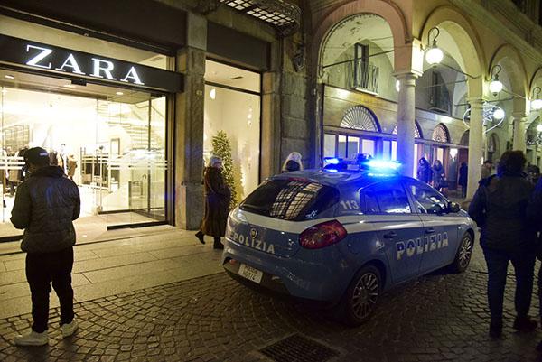 In manette 26enne: ha cercato di rubare un maglione in un negozio