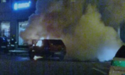 Momenti di paura per un’auto in fiamme in piazza San Gottardo