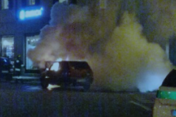 Momenti di paura per un’auto in fiamme in piazza San Gottardo