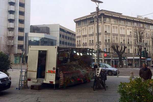Nuovo albero di Natale in piazza Cavour